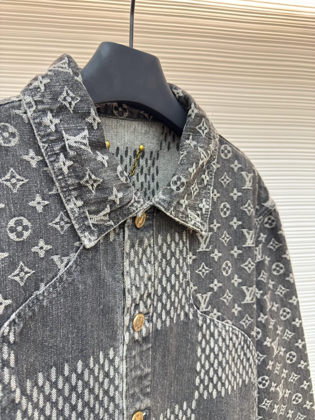 LOUIS VUITTON x Nigo classic checkerboard denim jacket ●Authentic product: purchased and developed by 14309 ●Item number: 1680328-B60 ●Fabric: denim fabric ●Technology: jacquard production ●Version: fitted version ●Weight: about 1015 grams ●Size: 46-48-50-52 ●Description: After manual typesetting and positioning and cutting, the fabric wear is very large, the cuffs are aligned, the back jacquard is lined up horizontally, the front and back splicing process perfectly restores the original effect, the jacquard pattern size and spacing are the same, the pattern width is consistent, and the workmanship is very complicated. The overall wiring is straight and delicate, the fabric is comfortable and soft, and the color is consistent without color difference. It can be matched with the same style to create a fashionable look and control various occasions. Customized accessories, complete with three standards, same style for men and women!